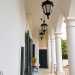 ...ci conduce alla loggia sul cui soffitto pendono delle lanterne scure